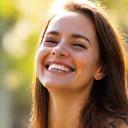Foto da cliente Camila Freitas sorrindo ao sol